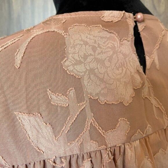 Women Blouse Deep Rose Floral Applique Flouncy Sleeve Button Back Neck Sz Small - Picture 12 of 16